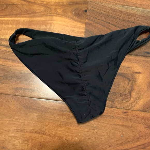 2 black billabong swimsuit bottoms for surfing - Picture 2 of 4